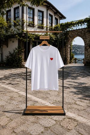 Kadın beyaz kalp detaylı oversize kısa kol T-shirt