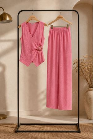 Kadın pembe tokalı asimetrik bluz pantolon yazlık takım CLT010