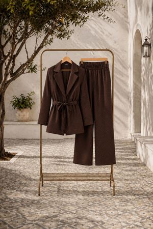 Kadın taş detaylı kuşaklı blazer ceket ve bol paça pantolon takım DKMRS003
