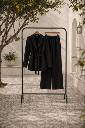 Kadın taş detaylı kuşaklı blazer ceket ve bol paça pantolon takım DKMRS003